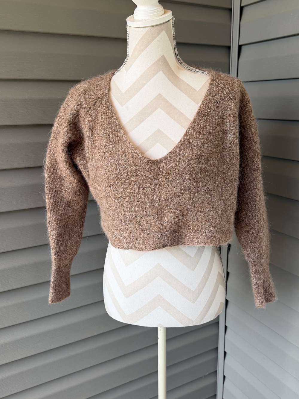 Babaton Soft Relaxed Cropped V-Neck Sweater in Brown Sz S